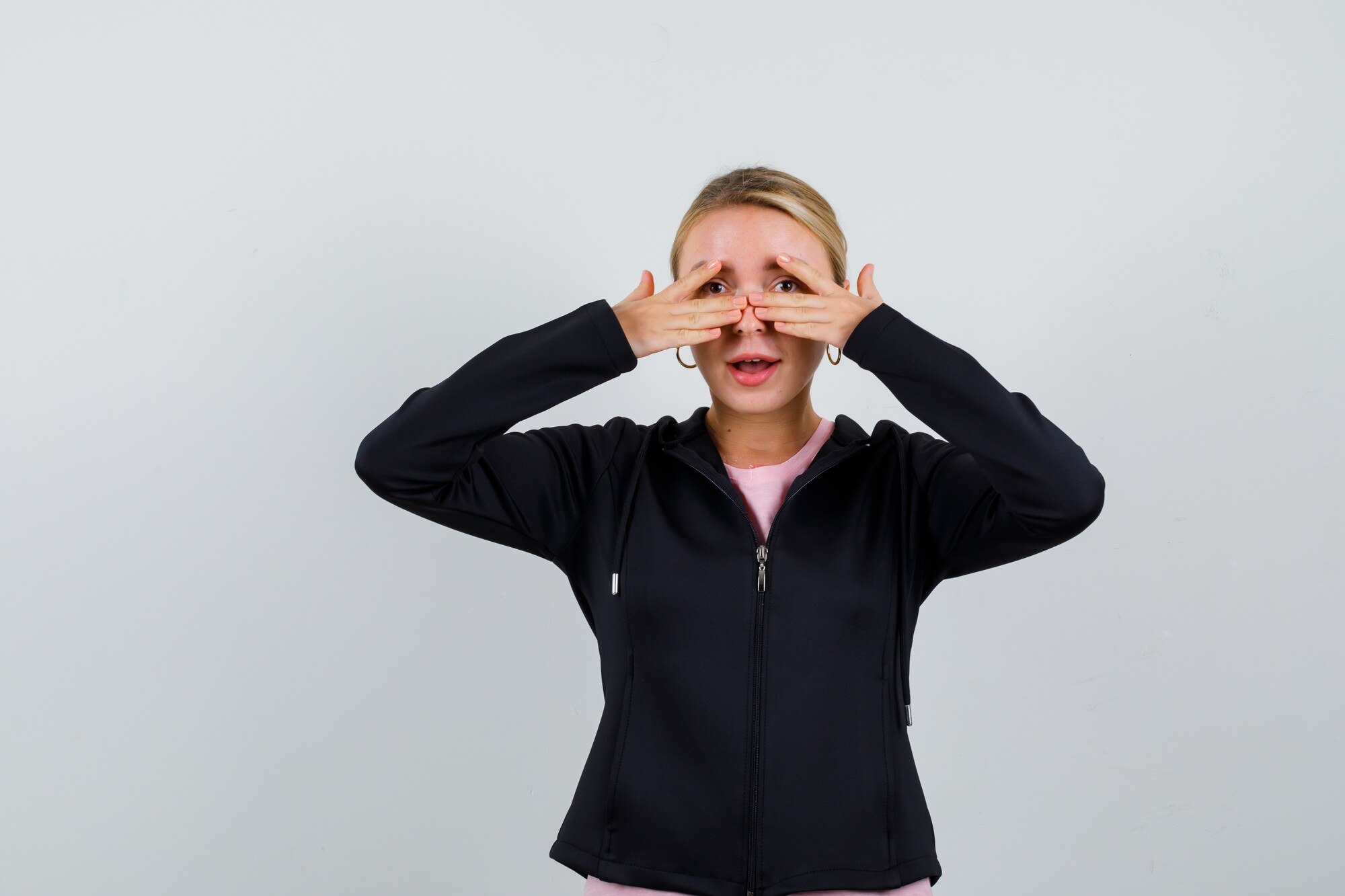 Persona descansando la vista